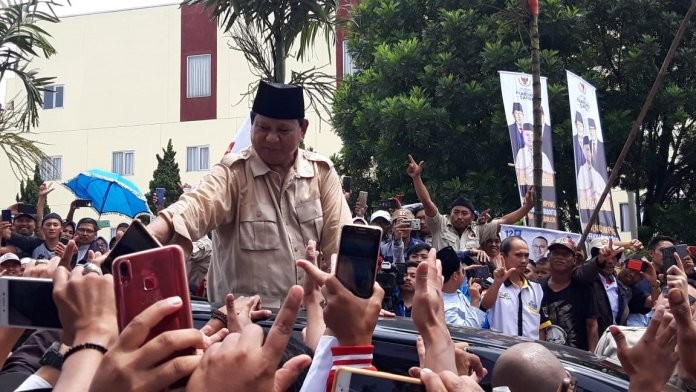Terus Berikan Semangat, Prabowo Video Call dengan Relawan di Oman