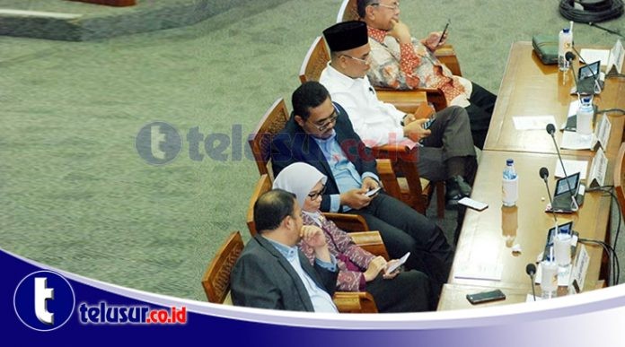 Anggota Fraksi PKB “Terciduk” Main HP
