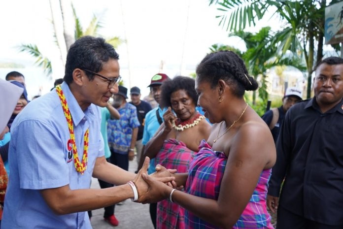 Tiba di Manokwari Sandiaga Uno disambut Tarian Yospan