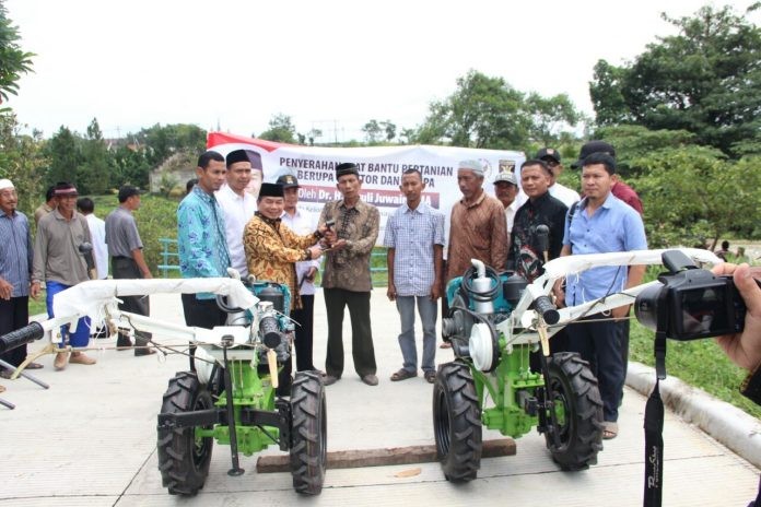 Serahkan Bantuan Alat Pertanian, Ketua Fraksi PKS: Negara Berhutang Budi Sama Petani