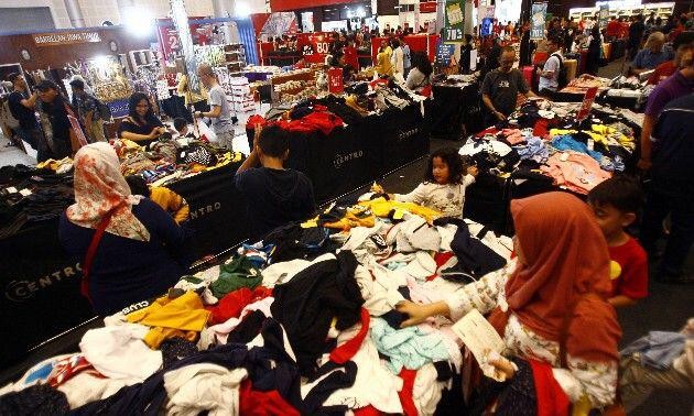 Cuci Gudang di Surabaya, Risma: Mudah-mudahan Usaha Kecil Naik Omsetnya