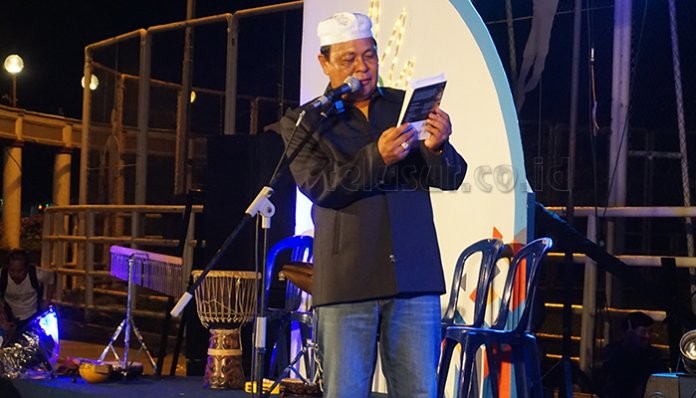 Penonton Takjub Lihat Aksi Paman Birin Baca Puisi “Tadarus Langkah”
