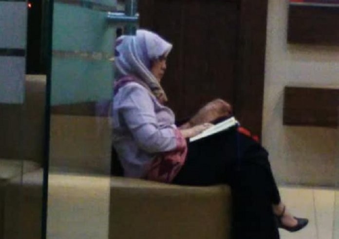 Ada Perempuan Berjilbab Yang Menunggu Eggi Selama Diperiksa, Siapa Dia?