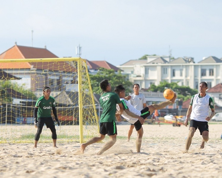 Jelang Turnamen, Timnas Sepak Bola Pantai Matangkan Strategi