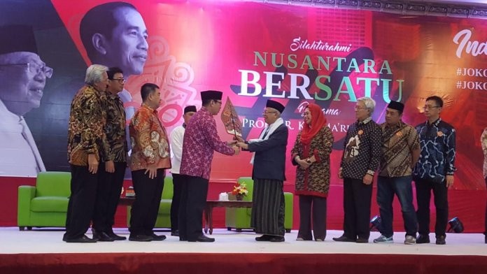 Legislator PDIP Ini Serahkan Gunungan Simbol Nusantara kepada KH Ma’ruf Amin
