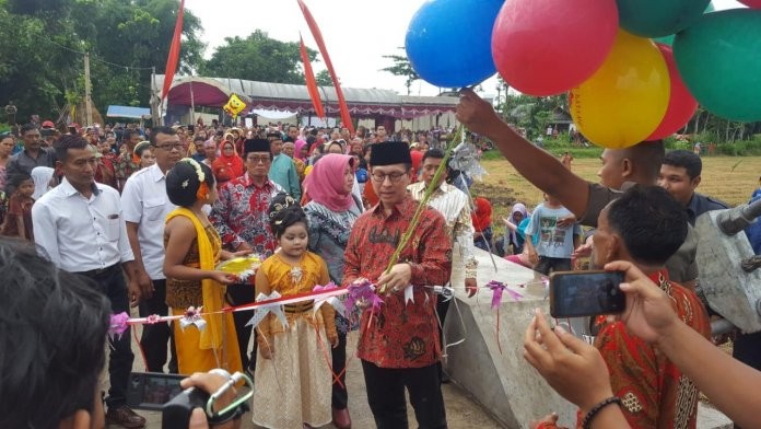 Anggota DPR RI Henky Kurniadi Realisisasikan Jembatan Gantung di Mabung Nganjuk