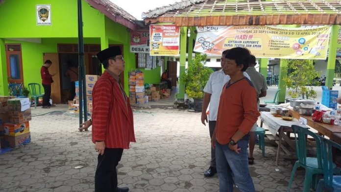 Henky Kurniadi Kunjungi Desa yang Terdampak Banjir dan Memberi Bantuan