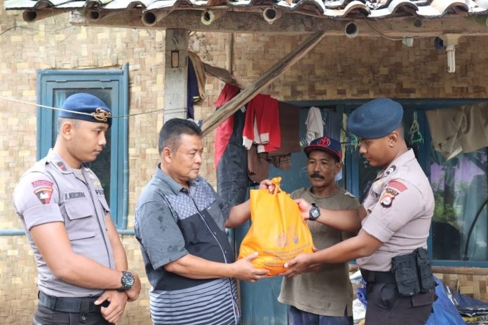 Brimobda Banten Salurkan Zakat Personil Polda kepada Warga Kurang Mampu
