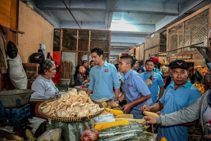 Sambil Terisak, Pedagang Pasar Madiun Titipkan Dana Buat Prabowo-Sandi
