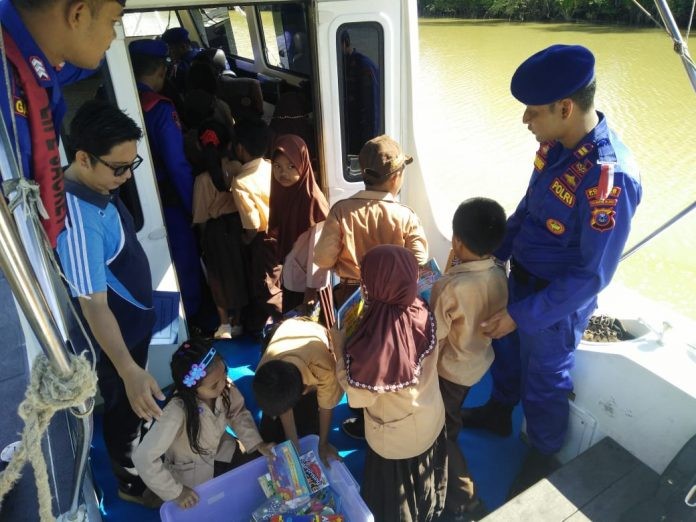 Sulap Kapal Polisi Jadi Taman Baca Apung