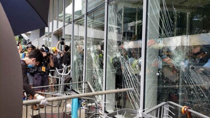 Berujung Ricuh, Massa Pecahkan Kaca Gedung Parlemen Hong Kong