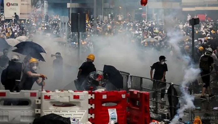 Demo Hong Kong, Pendemo Pecahkan Kaca Gedung Dewan