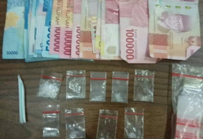 Tiga Pengedar Narkoba Tempel di Tembok Diringkus Polisi
