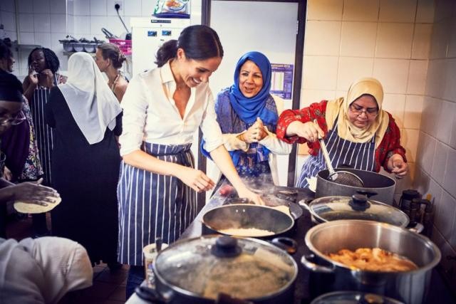 Jadi Bangsawan Inggris, Megan Markle Langsung Turun Bantu Korban Kebakaran di London