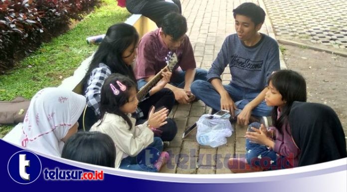 Amazing Banget… Komunitas ABG Ini Buat Bimbel Jalanan di Taman-taman Ibukota
