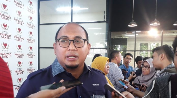 Medsos Dibatasi, Andre: Pemerintah Panik dan Takut Demokrasi