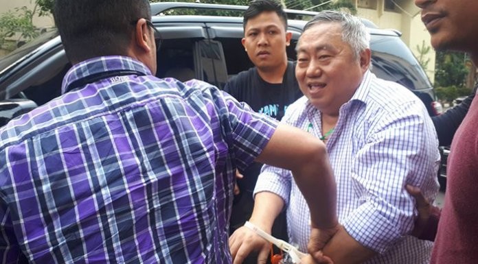Lieus Sungkharisma Tiba Di Polda Metro Dengan Tangan Diborgol