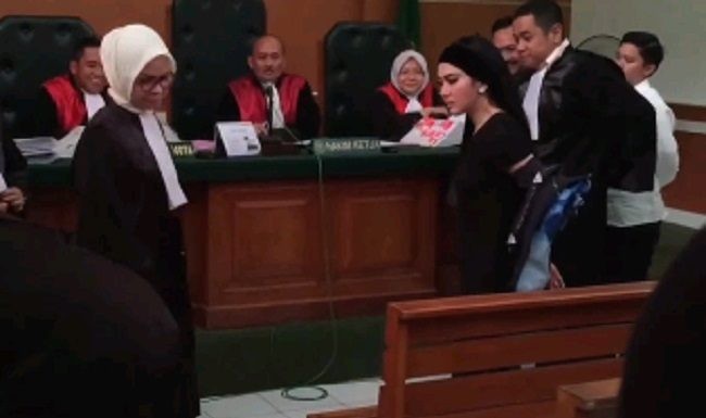 Buka Jaket Di Pengadilan, Syahrini Disoraki