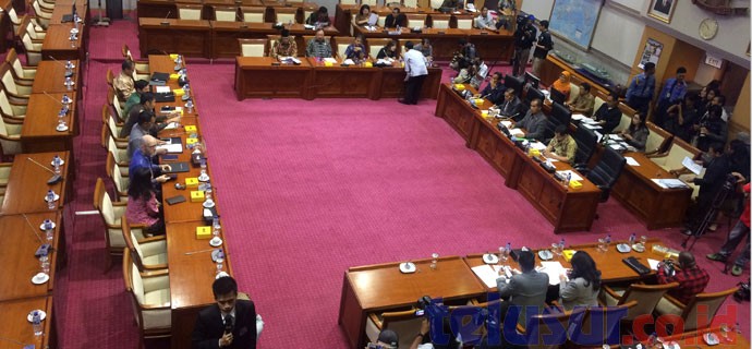 Kompak, DPR Keroyok Facebook Soal MoU dengan Dr. Kogan