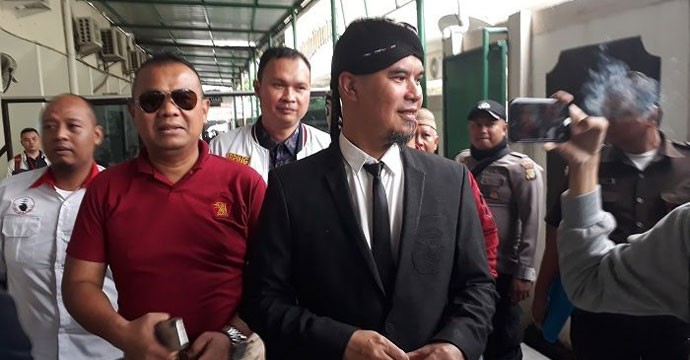 Jalani Sidang Lanjutan, Ahmad Dhani Sengaja Pakai Blangkon Biar Keren