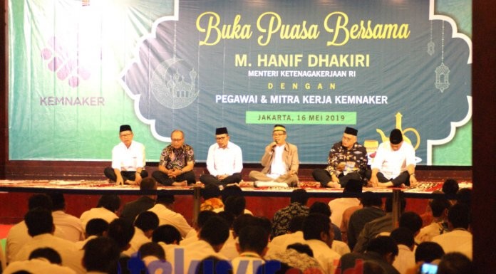 Hanif Dhakiri Bagikan 1000 Paket Ramadhan