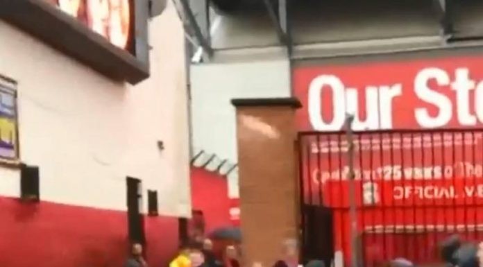 Fans Roma dan Liverpool Bentrok, Satu Orang Sekarat Kepalanya Bocor