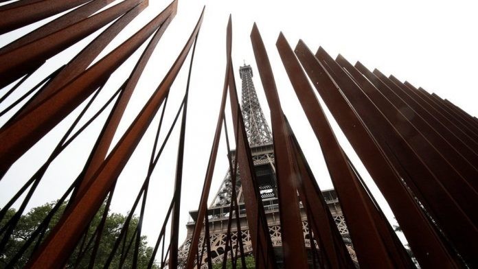 Pagar Anti-Teror Dipasang Di Menara Eiffel