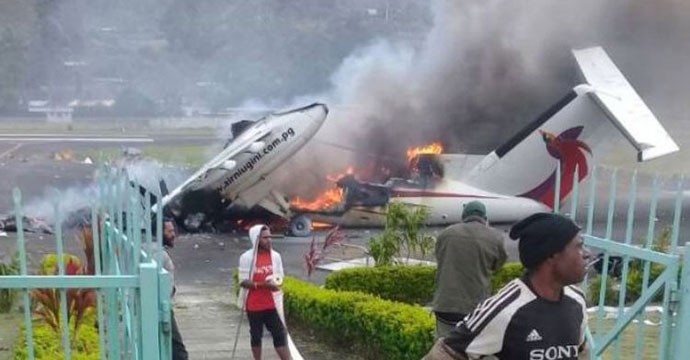 Papua Niugini Umumkan Keadaan Darurat, Massa Bakar Pesawat Dan Rumah Gubernur