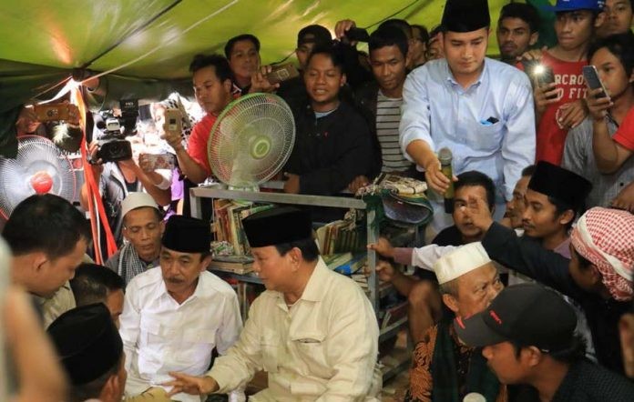 Kunjungi Korban Gempa Lombok, Prabowo Berikan Sarung dan Terpal