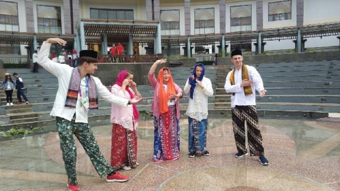 Aksi Para Atlet Asian Games 2018 Menari Di Setu Babakan