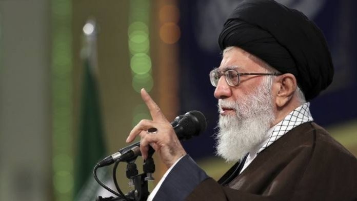 Khamenei Kritik Dua Pejabat Iran