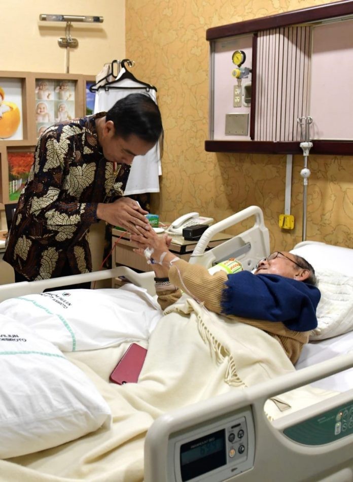Jenguk BJ Habibie di RSPAD, Jokowi: Beliau Kecapean