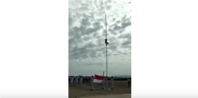 Heroik, Bocah Ini Panjat Tiang Untuk Selamatkan Upacara Pengibaran Bendera