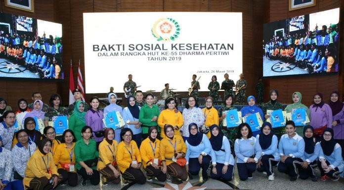 Ketum Dharma Pertiwi Tinjau Bazar dan Bakti Sosial Kesehatan