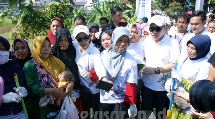 BUMN Bersih-Bersih Kampung Cibitung Sebrang Bekasi