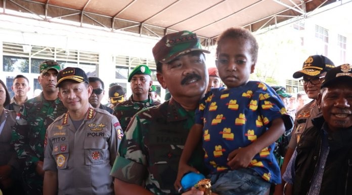 Panglima Hadi Tinjau Posko Korban Banjir di Sentani
