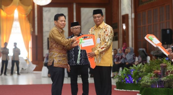 Pemprov Kalsel Memberikan Apresiasi Kepada 12 Daerah Peraih Adipura