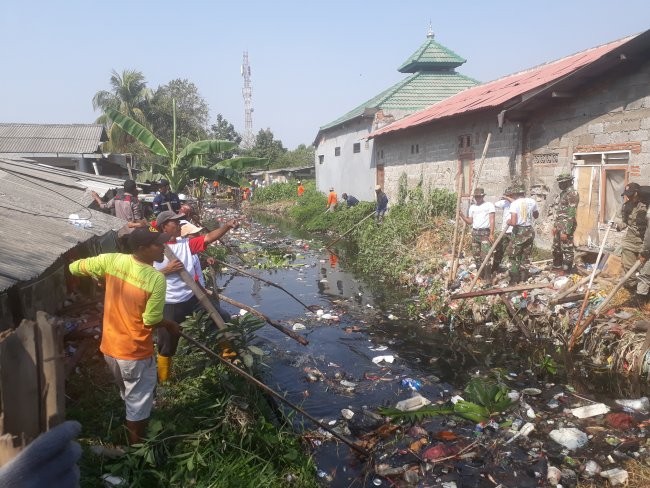 50 Ton Sampah Kali Busa Diangkut ke TPA Burangkeng