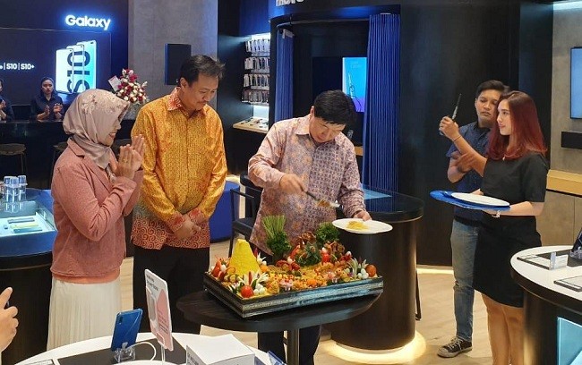 Dekatkan Diri Pada Konsumen, Samsung Buka Experience Store di Mall Surabaya
