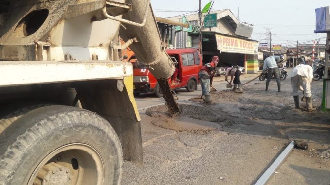 Pengerjaannya Tak Sesuai Bestek, Kontraktor Jalan Babelan Dikecam