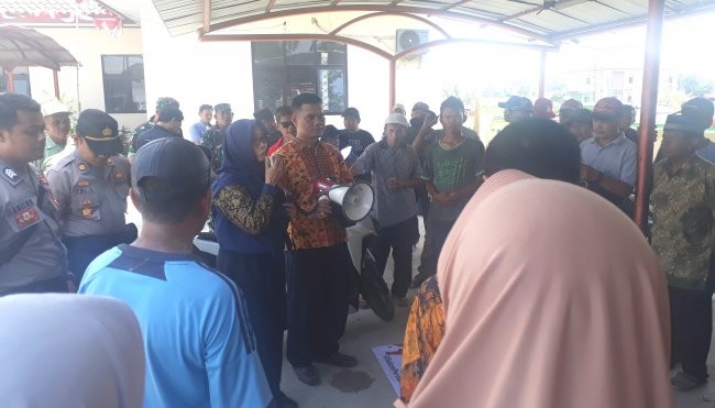 Ratusan Warga Geruduk Kantor Kelurahan Bahagia, Sekcam Babelan Panggil Lurah Bahagia