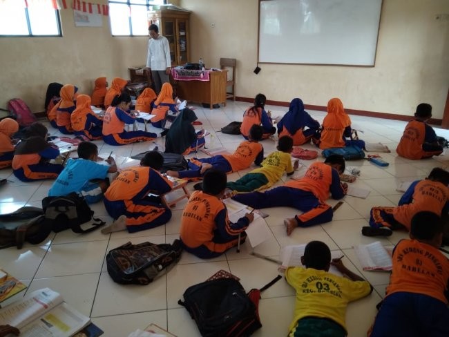 Potret Buram Pendidikan di Kabupaten Bekasi, Masih Ada Murid Belajar di Lantai