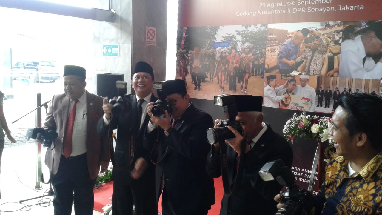 Ternyata Bambang Soesatyo Suka Motret Foto Model