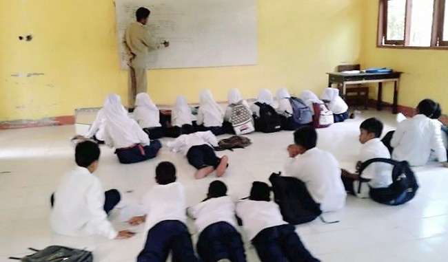 Dua Tahun Belajar di Lantai, Kepsek SMPN 5 Cibitung Minta Perhatian Pemkab Bekasi