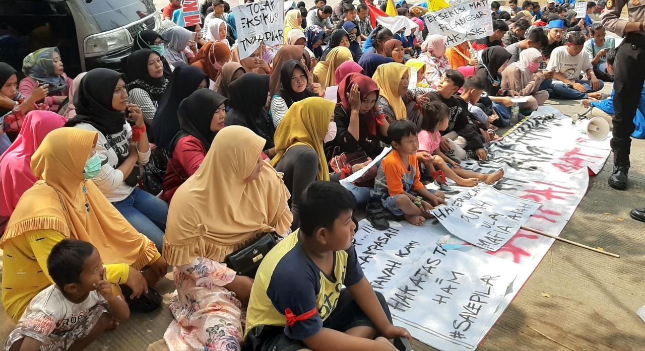 Saat Pelantikan, Warga Pilar Geruduk Gedung DPRD Kabupaten Bekasi