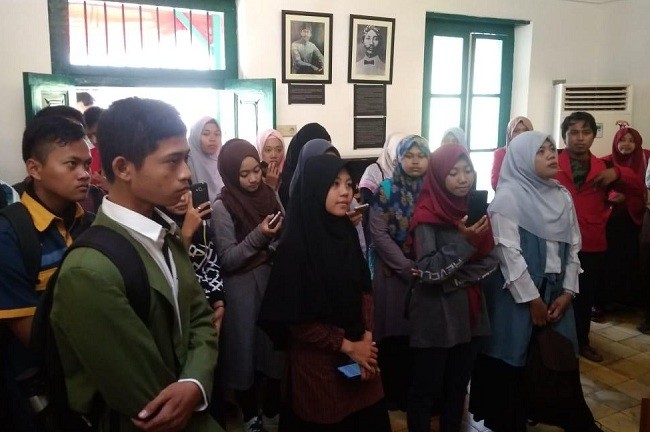 “Jas Merah”, Mahasiswa Baru Berbagai Kampus Kenali Sejarah Kota Surabaya