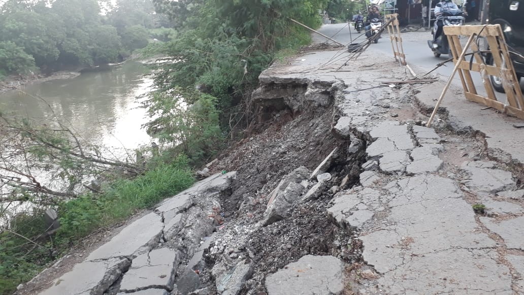 Jalan Raya Kali CBL Bekasi Amblas, Pengendara Diminta Waspada