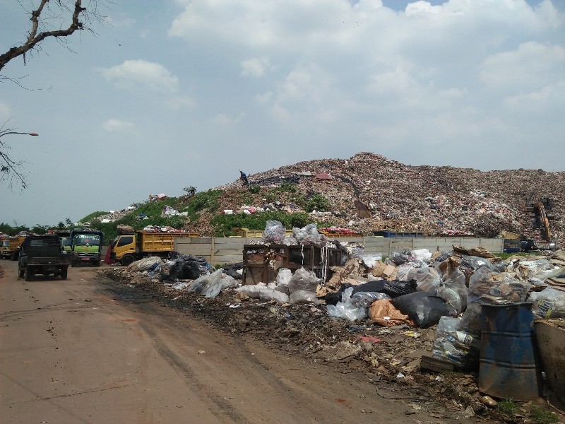 Overload, Sampah Burangkeng Ditata "Piramida"