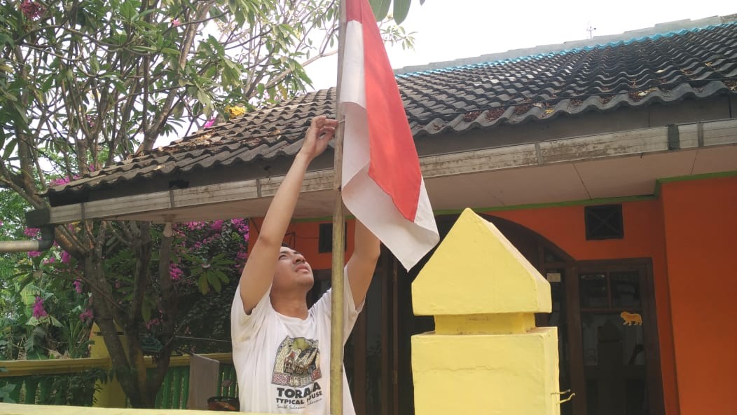 BJ Habibie Wafat, Warga Tambun Selatan Pasang Bendera Setengah Tiang