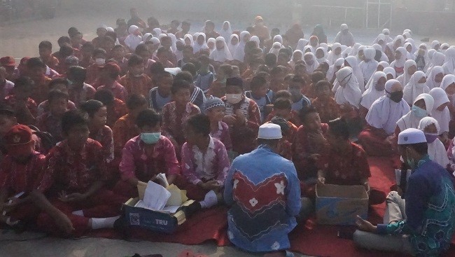 Ditengah Kabut Ratusan Anak Doakan Habibie